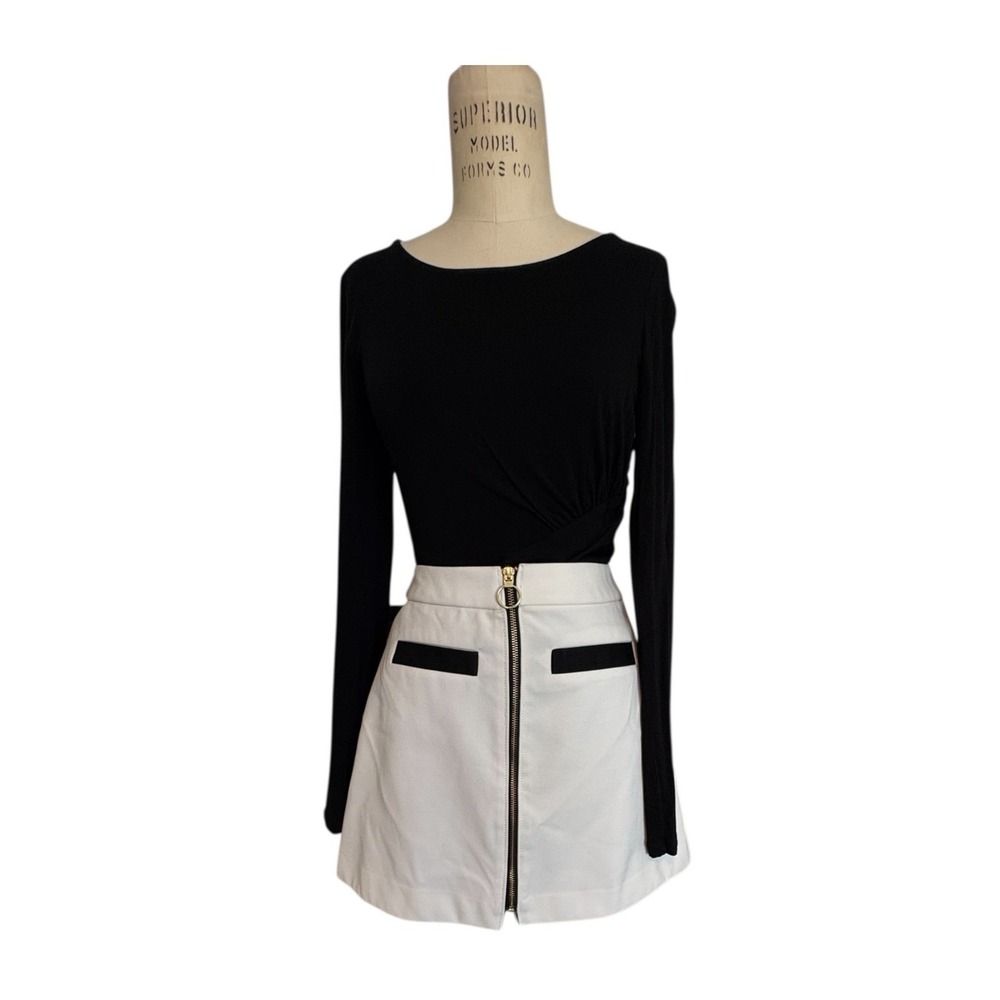 Express White A-Line Mini Skirt‎ with Front Gold Ring Zipper Black Trim Size 4 - Picture 2 of 8